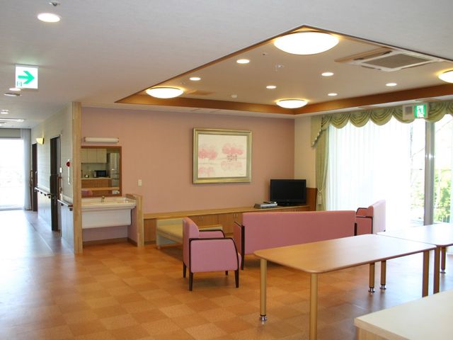 広々とした共有スペース リビング 自然光がたくさん入る明るい空間で、リラックスしながら過ごせます。家具もゆったり配置されています。