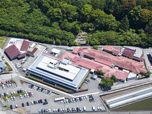 山沿いの施設外観  