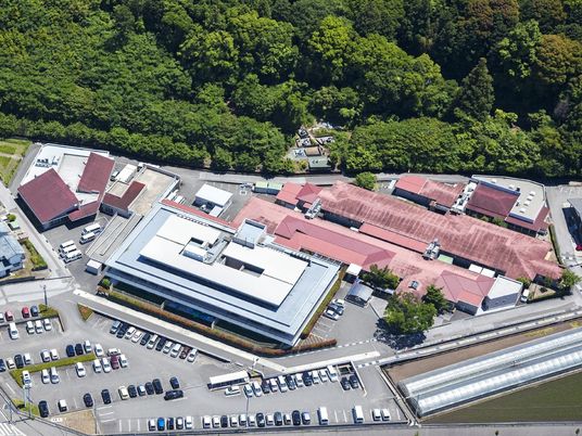 山沿いの施設外観  