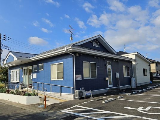 青い建物の外観  