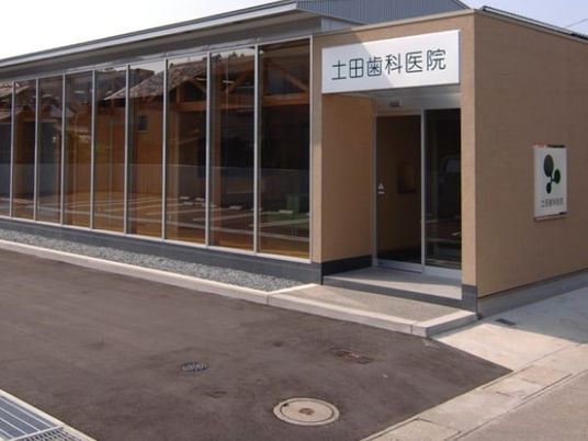 明るい外観の出入口  