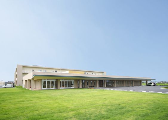 広い建物と庭園