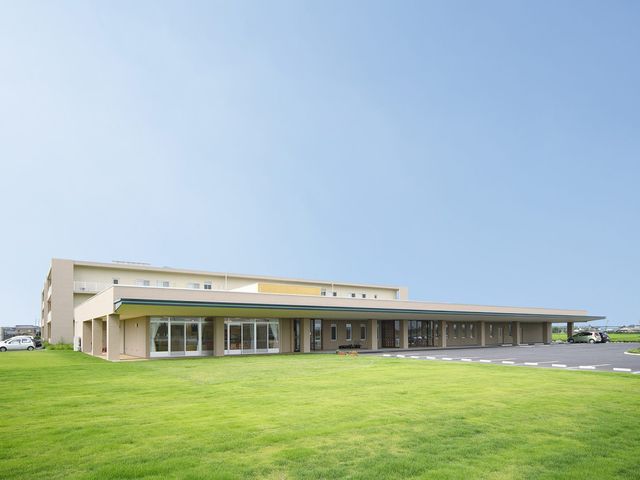 広い建物と庭園 外観 広々とした敷地を有する建物で、自然豊かな環境に囲まれています。開放的な空間が魅力です。