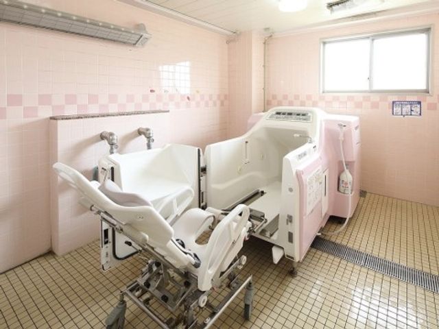 快適な介護バスルーム 介護浴室 明るく清潔感のあるバリアフリー設計の浴室です。安全で心地よい入浴を支援する設備が整っております。
