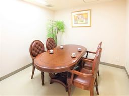 円形テーブルと椅子のある部屋