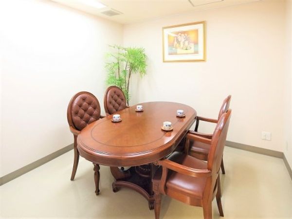 円形テーブルと椅子のある部屋