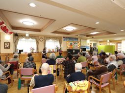 活動中の居間の様子