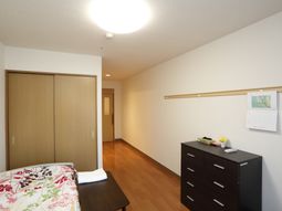 明るい居室のインテリア