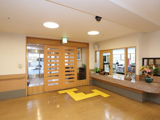 明るいエントランスの風景