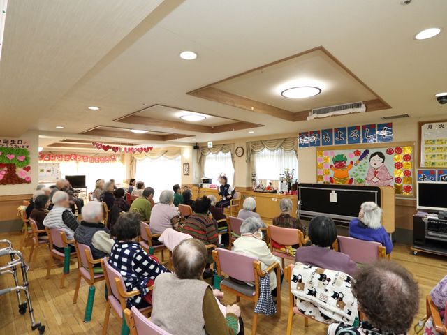 広々としたイベントスペース ホール ゆったりとした椅子配置で、皆さまが集まり和気あいあいと過ごせる空間です。季節ごとのデコレーションが心を和ませてくれます。