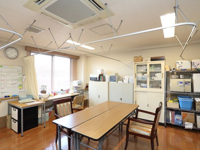 多目的に使いやすい空間 健康管理 整理されたスペースで、様々なアクティビティや打ち合わせが可能です。職員用の備品も整っており、業務に集中できる環境が整っています。