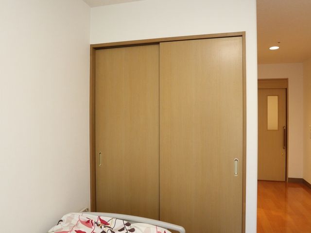 和色の洋室クローゼット クローゼット 明るく落ち着いた雰囲気の居室です。整理整頓された空間で、快適にお過ごしいただけます。