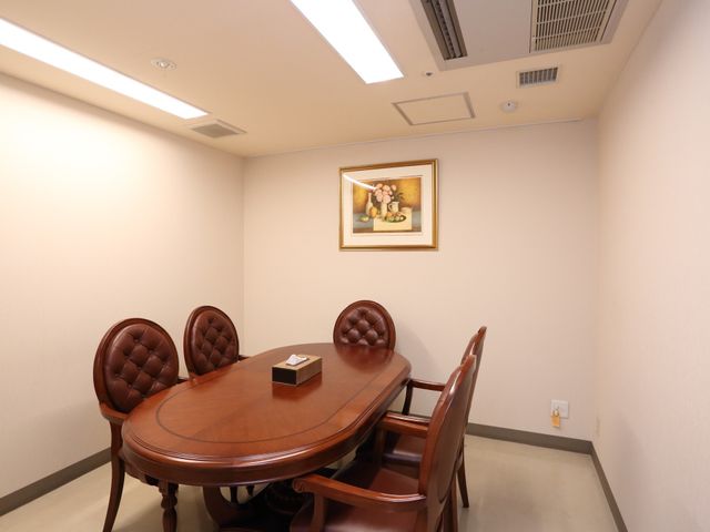 円卓と椅子のある部屋