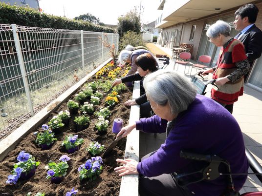 花植えに取り組む人々