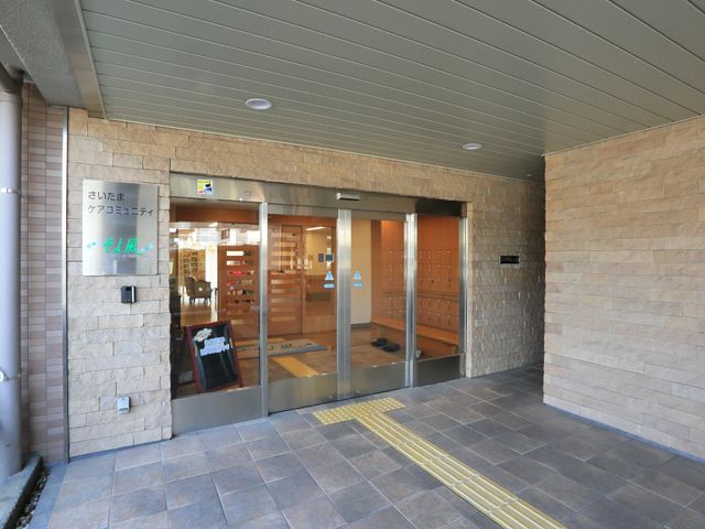 エントランスの自動扉 入口 清潔で広々としたエントランスです。バリアフリー設計で、どなたでも安心して出入りいただけます。