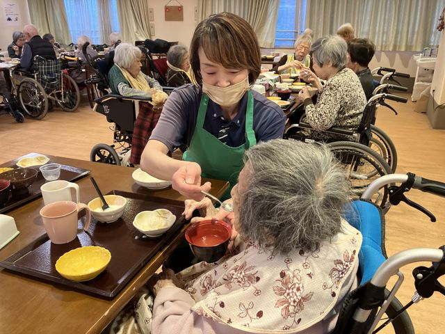 利用者への食事支援の様子 食堂 明るい食堂で利用者の大切な食事時を支えるスタッフとしてあなたのやりがいを見出せます。