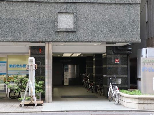 自転車が停まるエントランス  