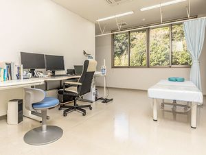 機能訓練室の机とベッド  
