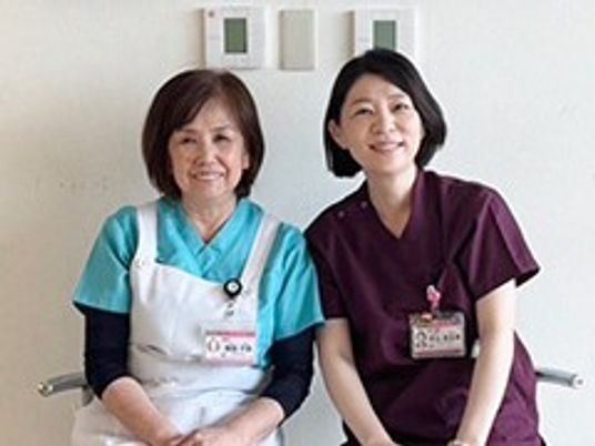 スタッフ2人の笑顔の内観  
