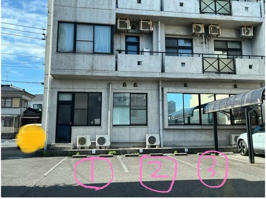 建物正面と駐車場  