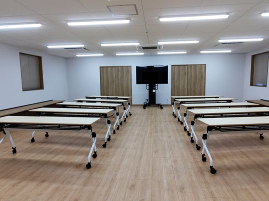 多目的室の机が並ぶ部屋  