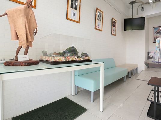 明るいロビーの展示台  