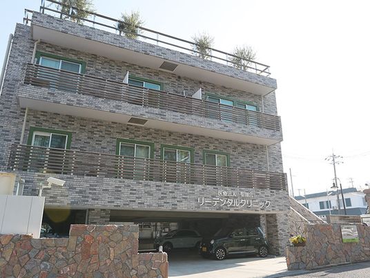 レンガ調の建物外観  