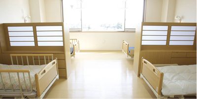 大きな窓のある居室