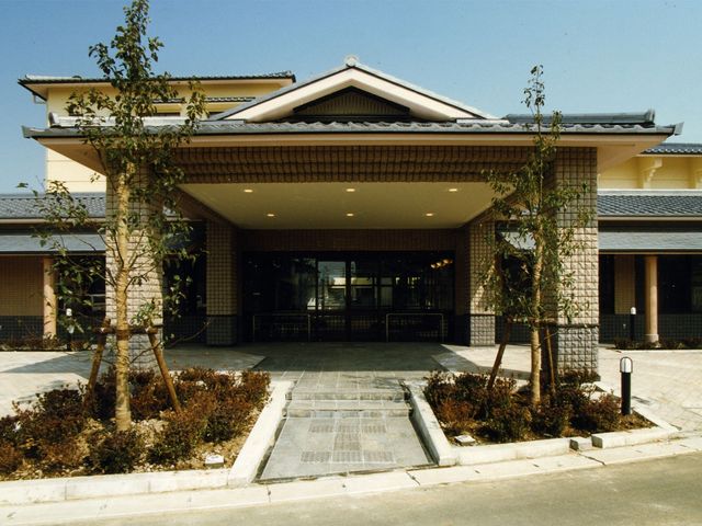 落ち着いた外観の建物 外観 緑に囲まれた落ち着いた佇まいが魅力的な施設。温かみのある雰囲気の中で働けます。