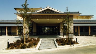 落ち着いた外観の建物