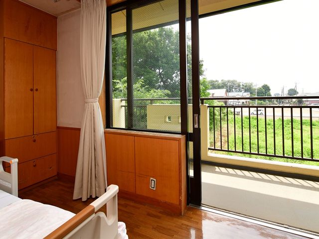 自然光が入る居室 居室 広々とした居室には、自然光がたっぷりと差し込みます。開放的なバルコニーでリラックスできます。