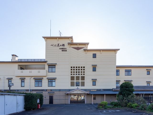 外観 外観 庭園に囲まれた風景を見渡せる施設の全景です。魅力的な環境での就業を考えてみませんか。