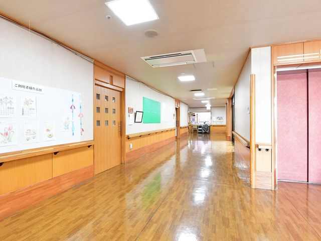 広いスペースの廊下 廊下 広々とした廊下は明るく、移動しやすい環境になっています。各部屋へのアクセスが快適です。