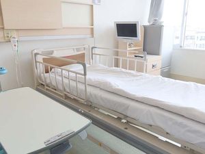 明るい居室のベッド  