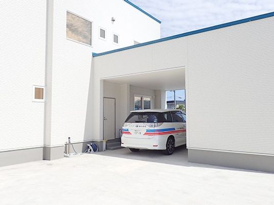 送迎車がある建物外観  
