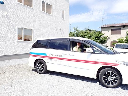 送迎車が停車する外観  