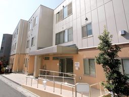 明るい日差しの施設外観