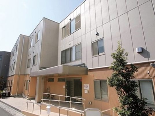 明るい施設の外観