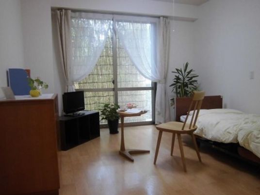 明るい個室の室内風景