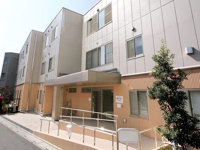 明るい外観の建物正面