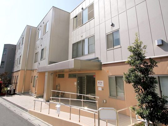 明るい外観の建物正面