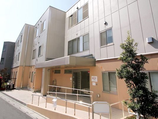 明るい外観の建物正面