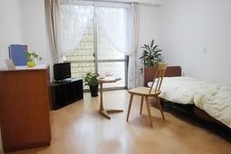 明るい室内と木目調フロア