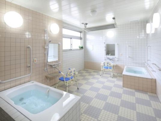 明るい清潔な浴室