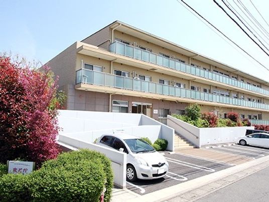 明るい日差しの施設外観