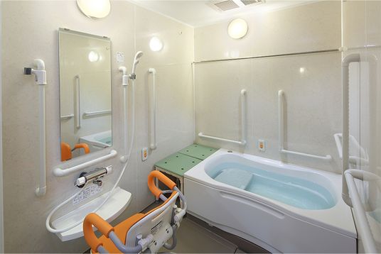 明るい清潔な浴室