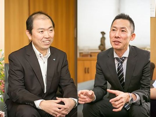 スーツ姿の男性二人の会話  