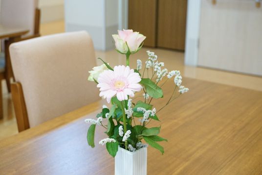 花が飾られたダイニングテーブル