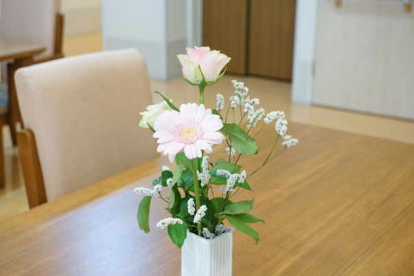 花が飾られたダイニングテーブル