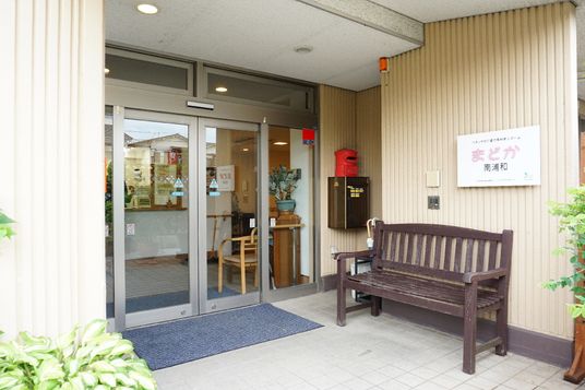 エントランスの明るい外観